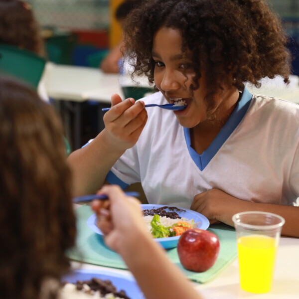Ceará dá passo histórico no combate à obesidade infantil e restringe ultraprocessados nas escolas